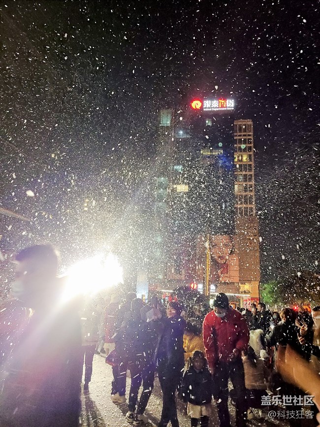 今年圣诞元素虽然少了点，三星S20+夜景表现还是蛮出色的