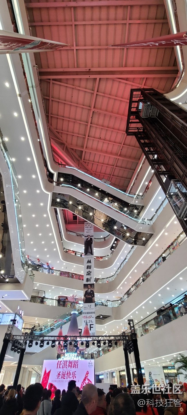 今年圣诞元素虽然少了点，三星S20+夜景表现还是蛮出色的
