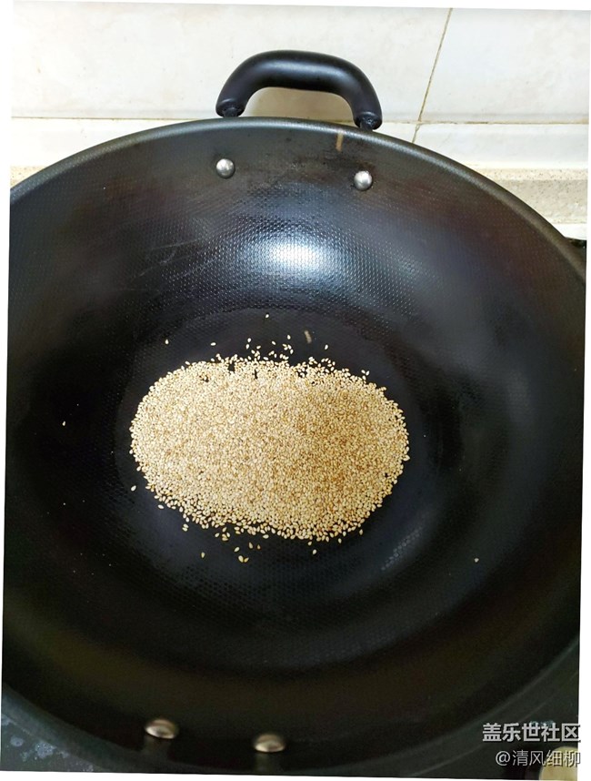 [新年美食]+油舒芝麻小锅盔