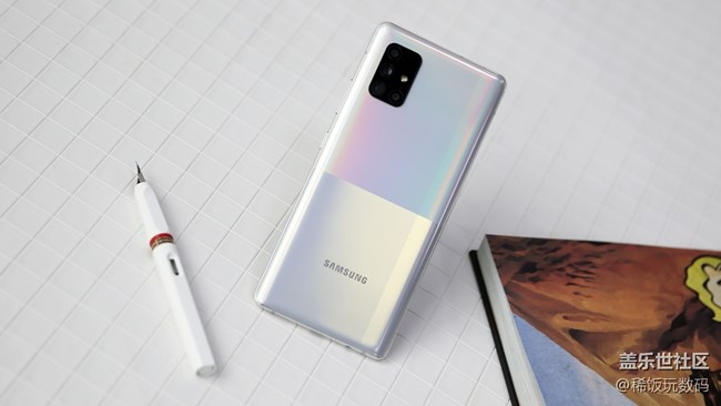 三星A71不仅体验好，外观设计也是极具亮点的