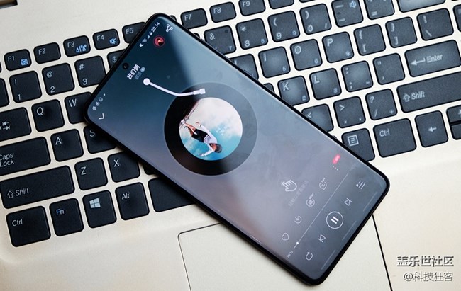 三星 S20+手感可真比iPhone 11 要好，你们觉得呢？