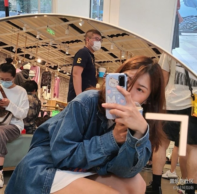 配上手机壳的三星S20，依旧是便携神器