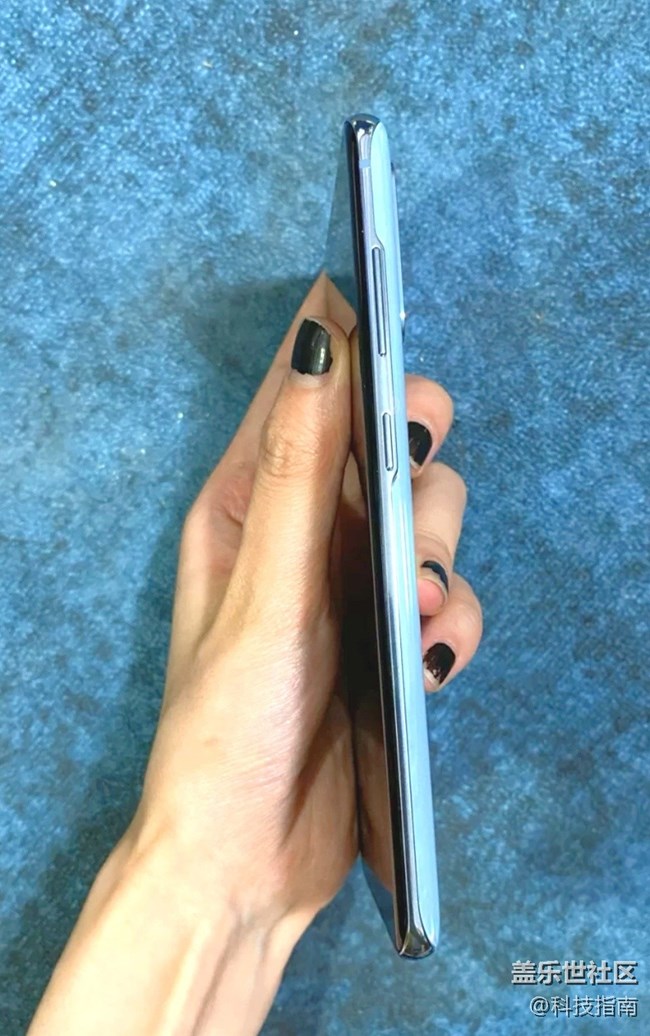 配上手机壳的三星S20，依旧是便携神器