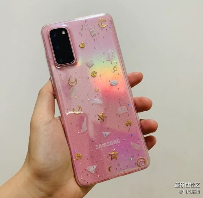 配上手机壳的三星S20，依旧是便携神器