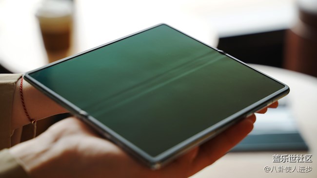 三星Galaxy Z Fold2：不仅是内屏多了一个摄像头那么简单！