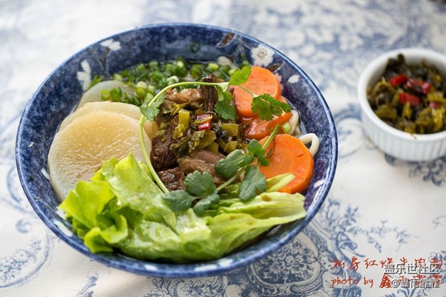 店里一碗超级牛肉面八十，不够塞牙缝，这也八十，牛肉管饱