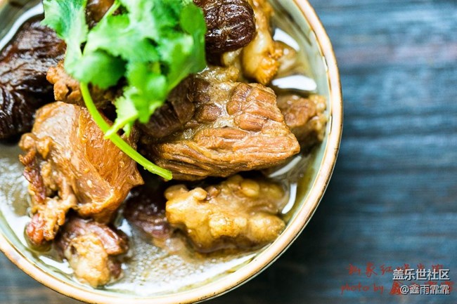 店里一碗超级牛肉面八十，不够塞牙缝，这也八十，牛肉管饱