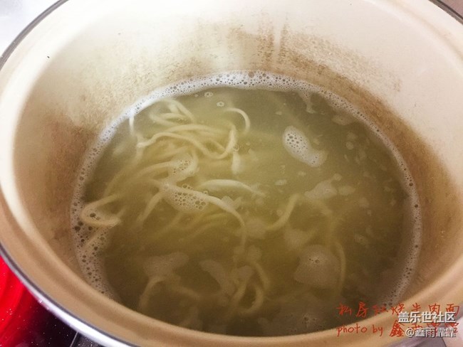 店里一碗超级牛肉面八十，不够塞牙缝，这也八十，牛肉管饱