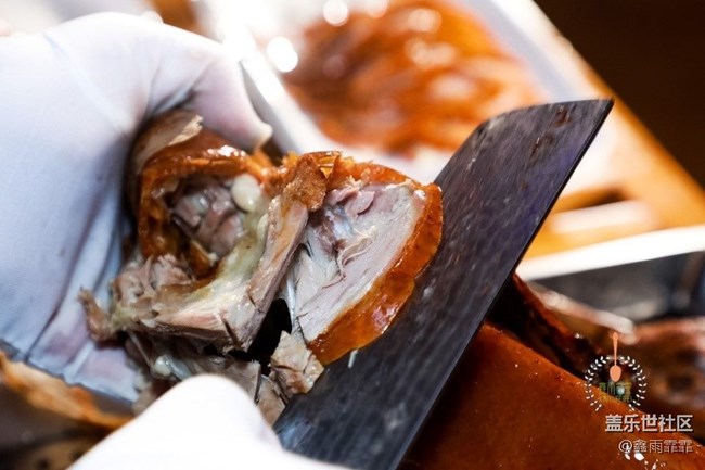 去全聚德吃烤鸭，第一个先吃它，服务员夸你懂行