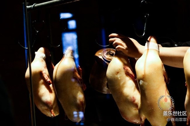 去全聚德吃烤鸭，第一个先吃它，服务员夸你懂行