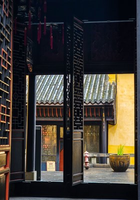 门里门外