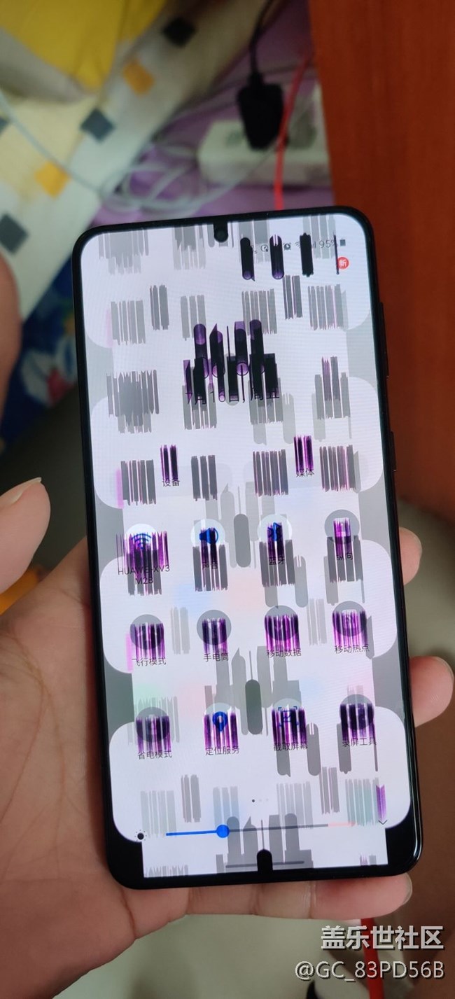 睡觉前放在柜子上充电，醒来变这样子，什么情况。