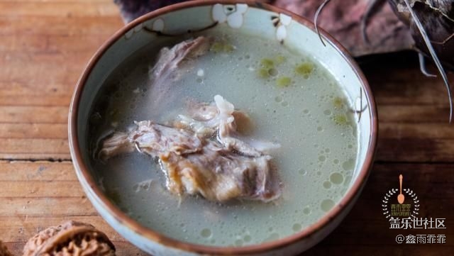 吃烤鸭剩下的鸭架最适合做汤，只需加入这种料，口感味道独特