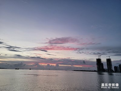 天上有朵彩色的云