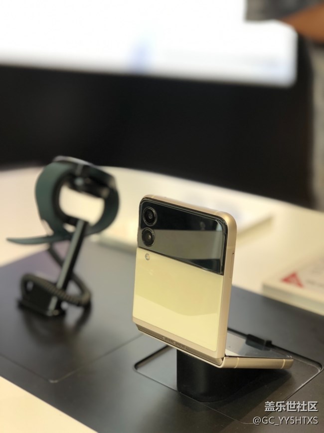 三星快闪店打卡❤️ 精致时尚单品！三星新款折叠手机