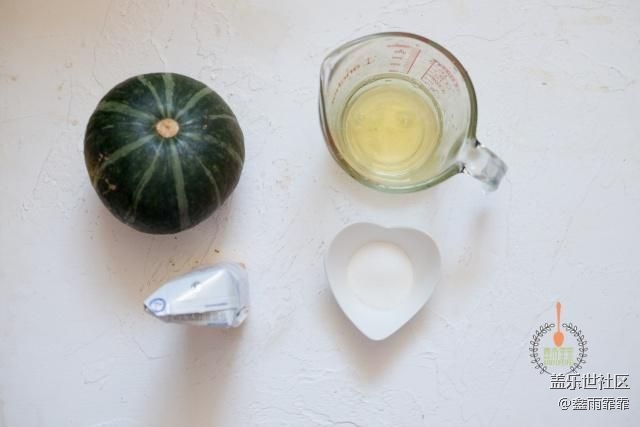 秋天就馋南瓜这种吃法，加牛奶蒸一蒸，出锅连渣都不剩！真香