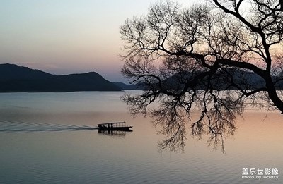 夕阳下的小船