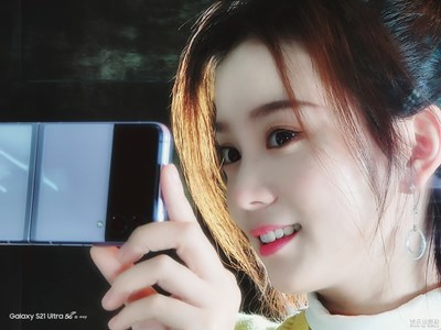 Galaxy S21 Ultra 5G  妹子与“粉饼盒”