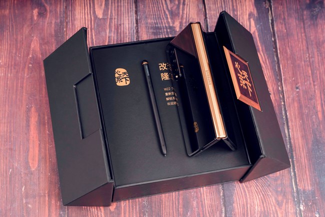 三星 W22 5G 从内而外 尽显奢华