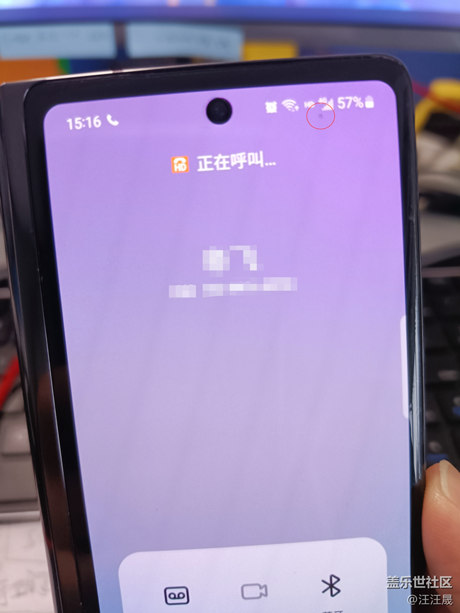 fold 2 打电话时 外屏右上角有个小亮点在闪烁