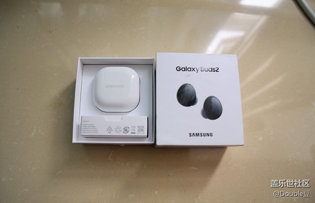 Galaxy Buds2，一对漂亮的小不点