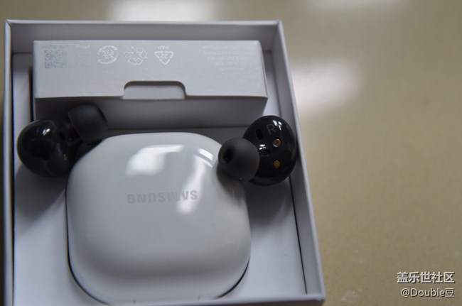 Galaxy Buds2，一对漂亮的小不点