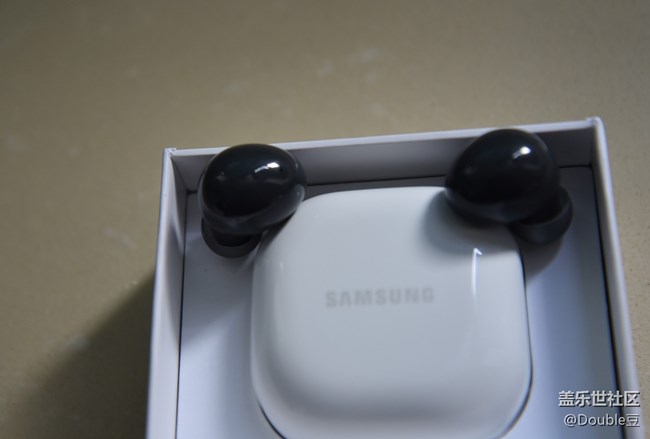 Galaxy Buds2，一对漂亮的小不点