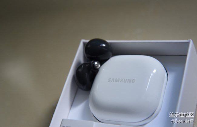Galaxy Buds2，一对漂亮的小不点