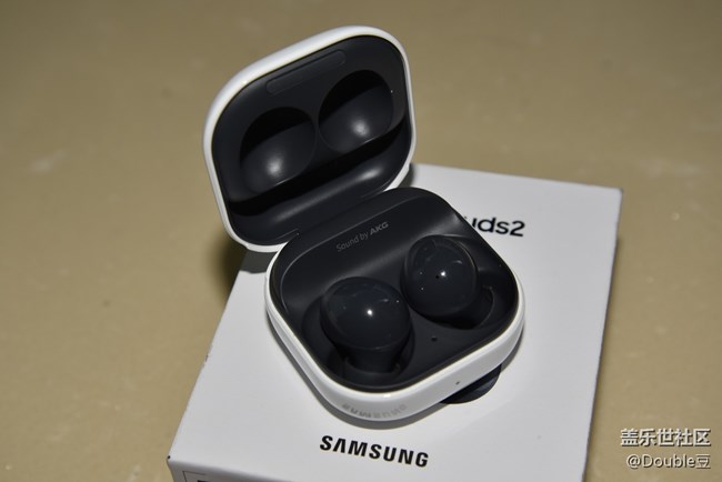 Galaxy Buds2，一对漂亮的小不点