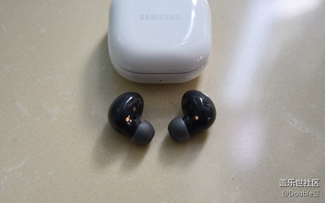 Galaxy Buds2，一对漂亮的小不点