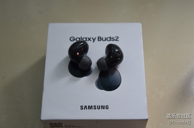 Galaxy Buds2，一对漂亮的小不点