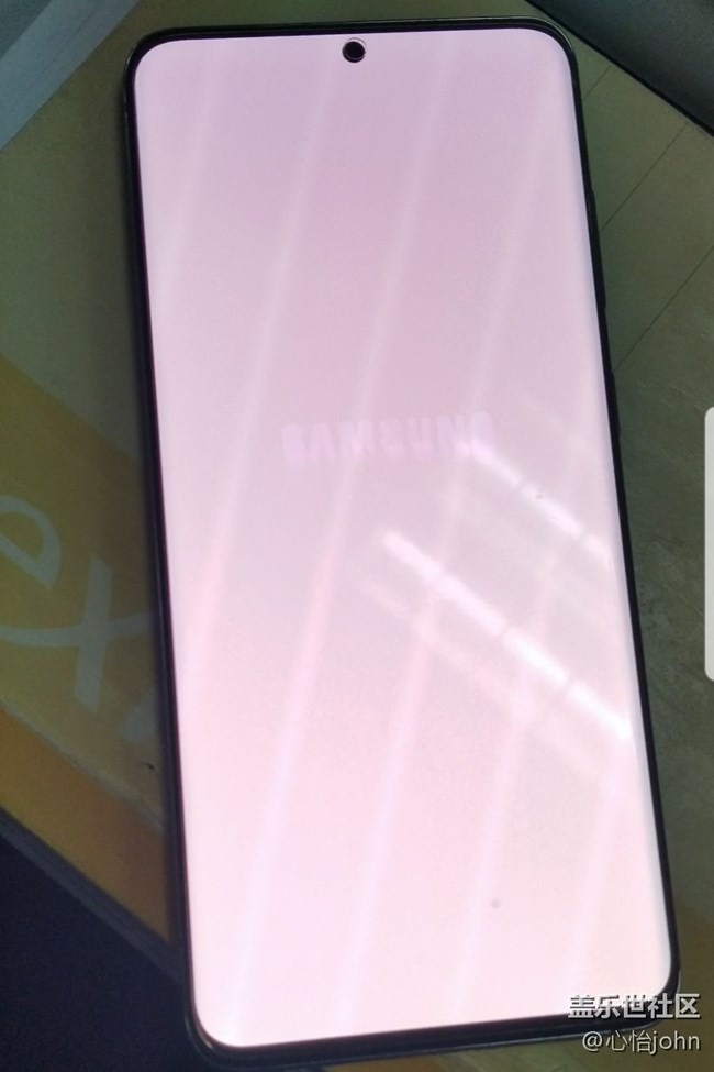 三星手机屏幕一直发白发绿，底部发烫