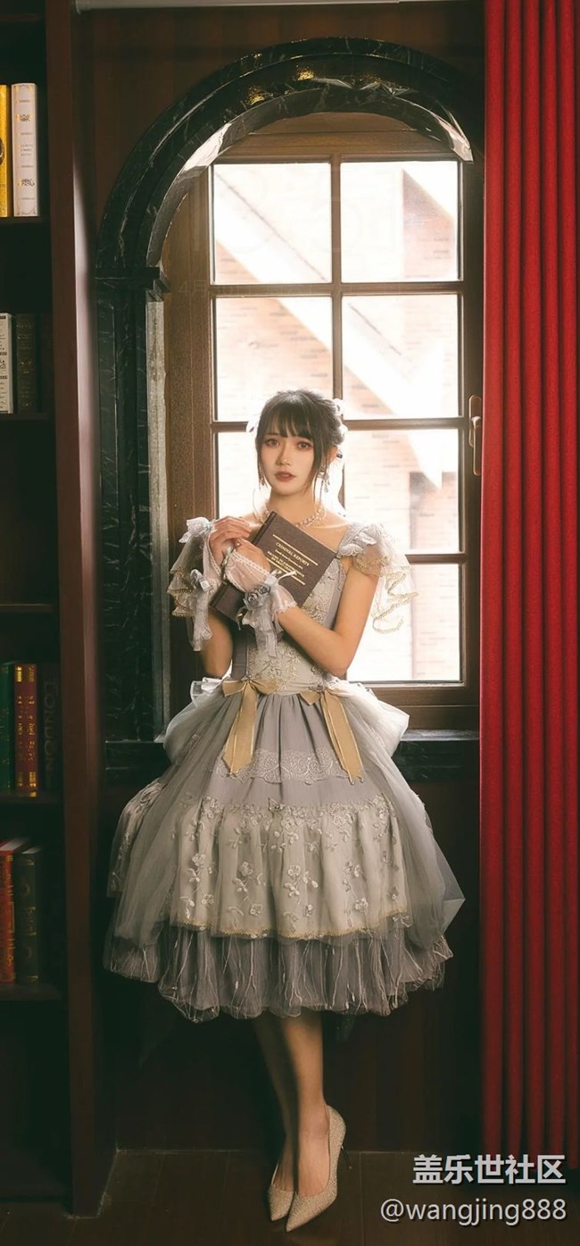动态锁定屏幕里面的美女壁纸，截屏的。