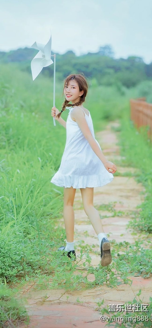 动态锁定屏幕里面的美女壁纸，截屏的。