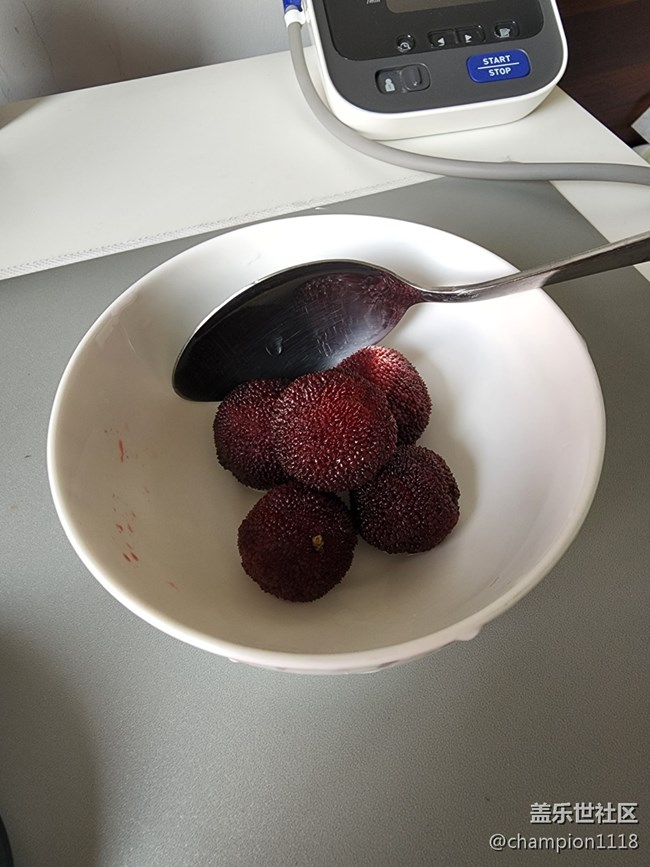 隔壁刚刚送的杨梅。