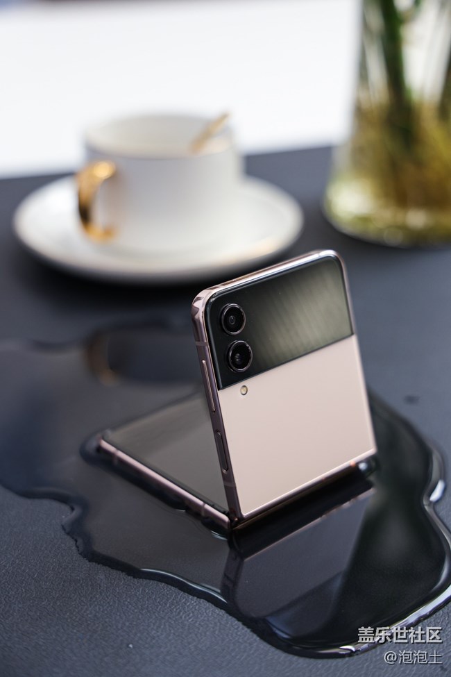 兼具时尚魅力与强劲性能:三星Galaxy Z Flip4