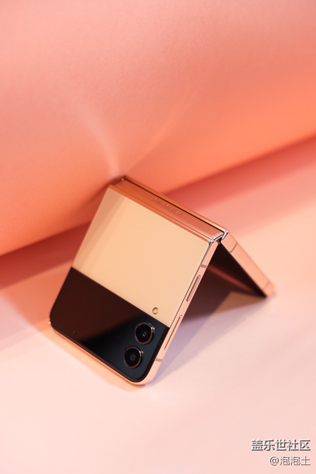 兼具时尚魅力与强劲性能:三星Galaxy Z Flip4