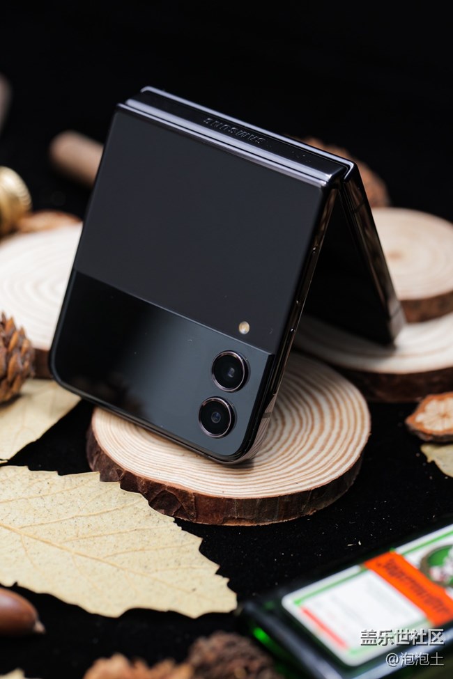 兼具时尚魅力与强劲性能:三星Galaxy Z Flip4