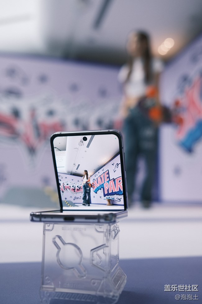 兼具时尚魅力与强劲性能:三星Galaxy Z Flip4