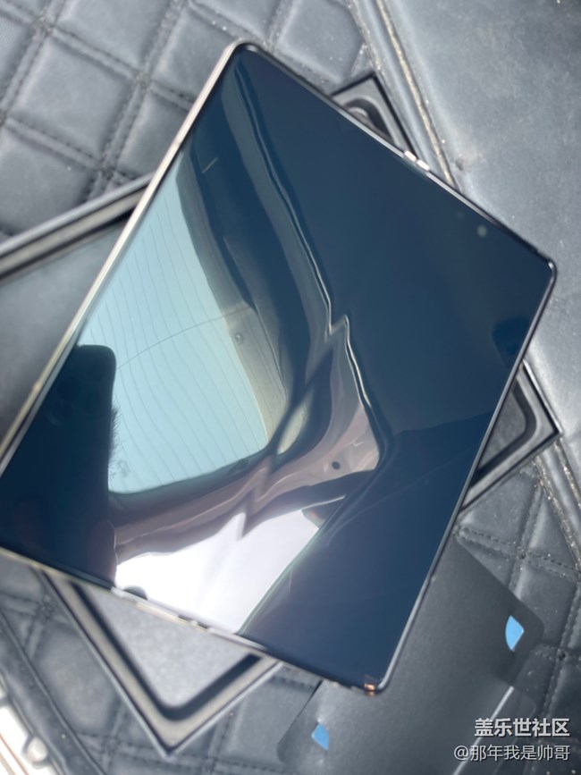 刚到货的fold4外屏有问题