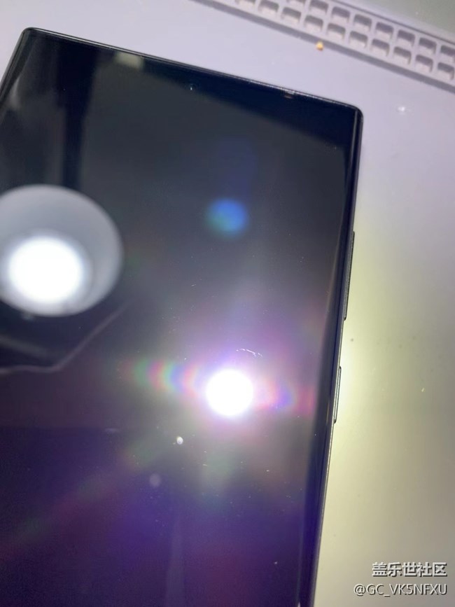 三星Galaxy S22 Ultra屏幕使用一个月，明显划痕！