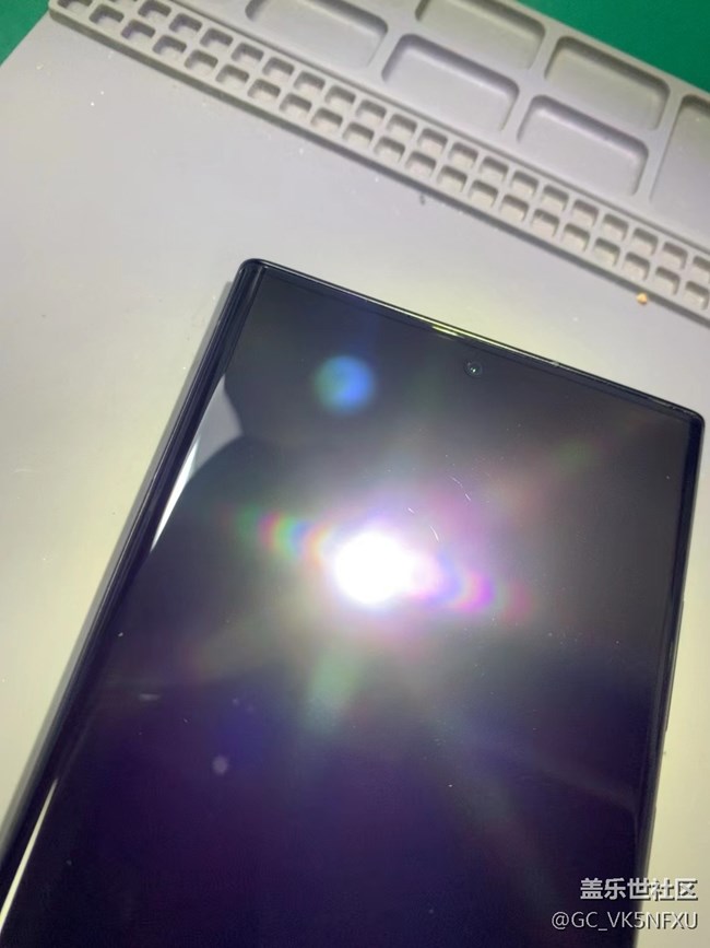 三星Galaxy S22 Ultra屏幕使用一个月，明显划痕！