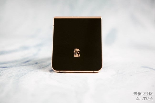 我的外屏也有了心系天下的logo了，就问你们羡慕不羡慕