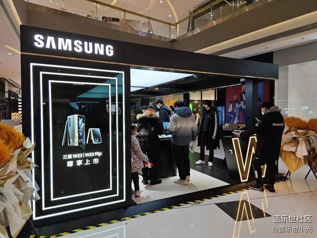 【三星W23系列快闪店打卡】感受W23的尊贵，观赏电影大作回顾