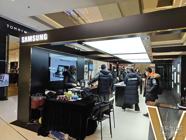 【三星W23系列快闪店打卡】感受W23的尊贵，观赏电影大作回顾