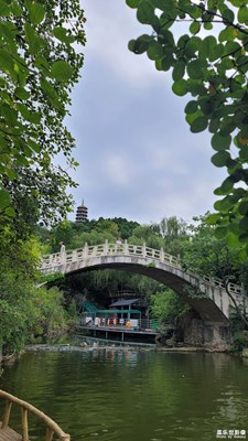 拼个小船坐坐.红叶谷
