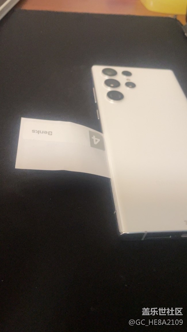 新到的22u后盖一面缝隙好大