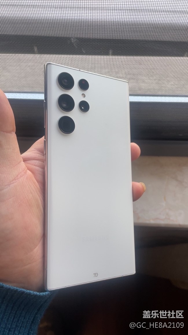 新到的22u后盖一面缝隙好大