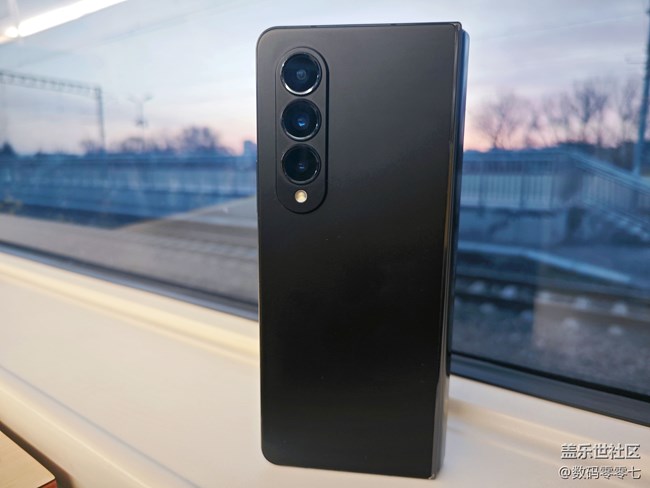 三星不愧是这个时代手握感最好的折叠屏手机