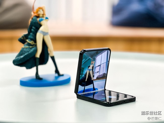 “自带支架”的三星 Galaxy Z Flip4 解锁立式交互模式